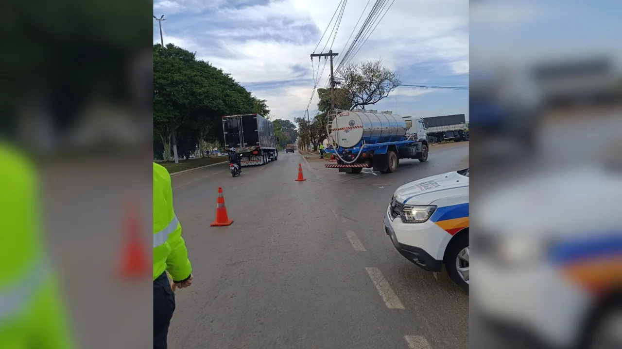 VÍDEO: Motociclista fica ferido após colisão e vai parar embaixo de caminhão em Patos de Minas