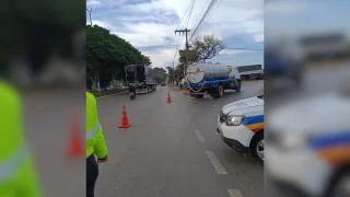 VÍDEO: Motociclista fica ferido após colisão e vai parar embaixo de caminhão em Patos de Minas