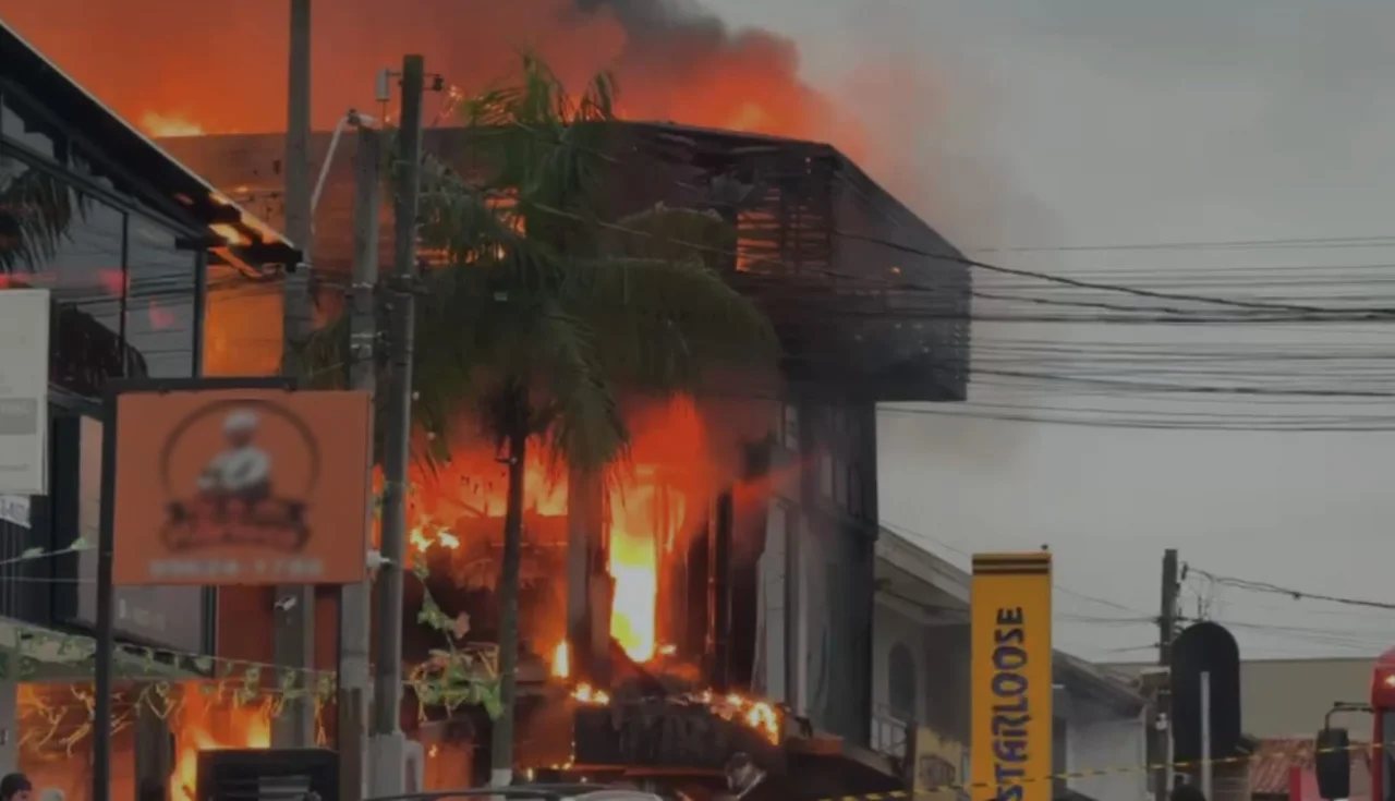 Store catches fire in Curitiba, population calls firefighters, but truck with 25 thousand liters of water is involved in accident and does not arrive at the scene