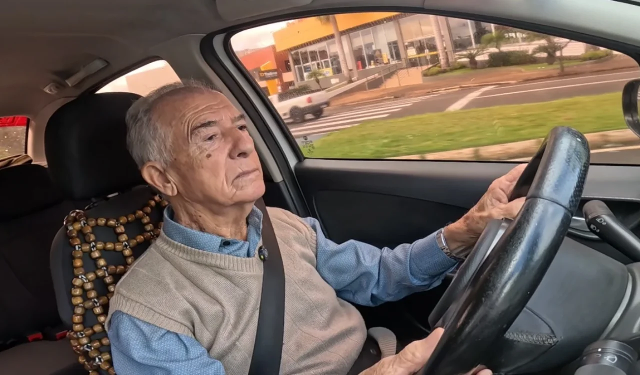 Após sofrer assaltos e ser baleado no trabalho, taxista paranaense encerra 59 anos de carreira no dia do vencimento da CNH: 'Eu mereço'