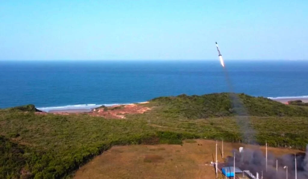 Foguete sul-coreano SEBIT sofre desvio de trajetória e cai no mar durante teste no Maranhão