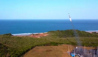 Foguete sul-coreano SEBIT sofre desvio de trajetória e cai no mar durante teste no Maranhão