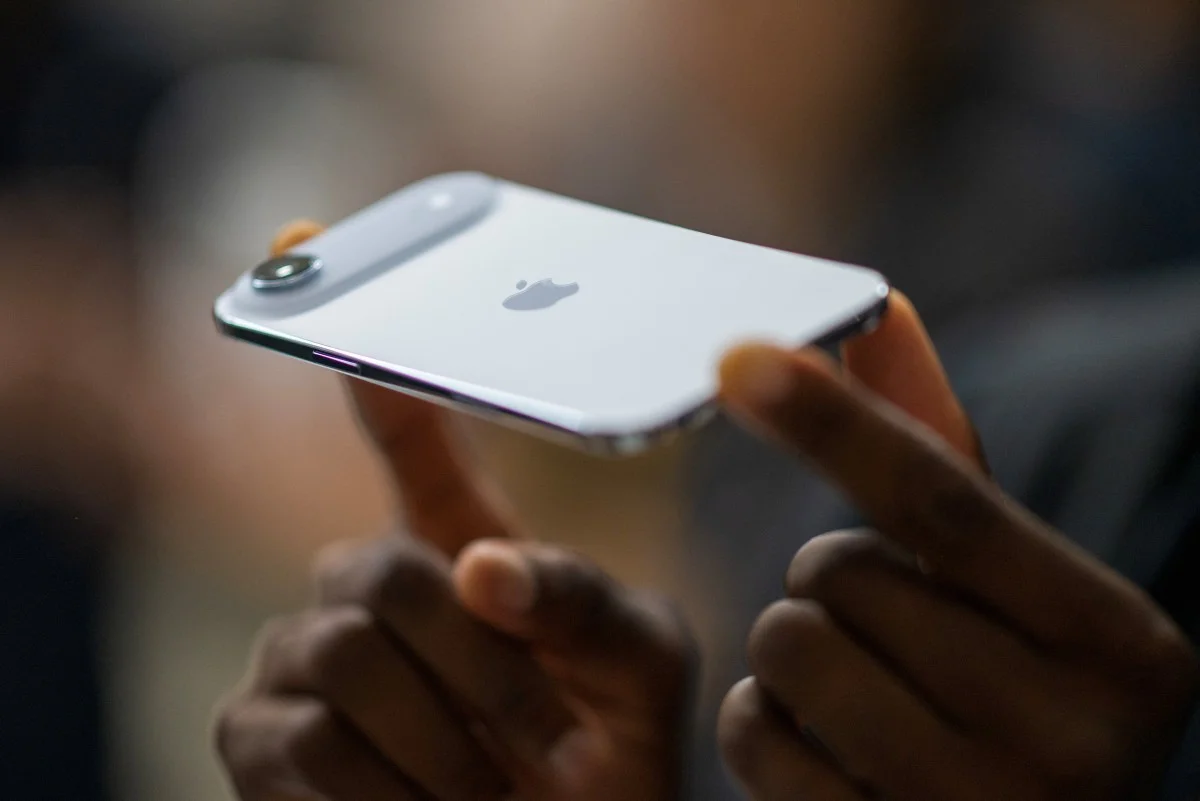 Apple e Tesla tiveram dados sigilosos expostos por falha em segurança de empresa indiana, diz agência