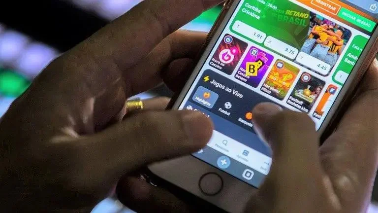 Influencers que divulgarem apostas ilegais serão responsabilizados, diz governo