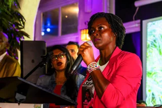 Democrata socialista vence primárias para o Senado na Flórida