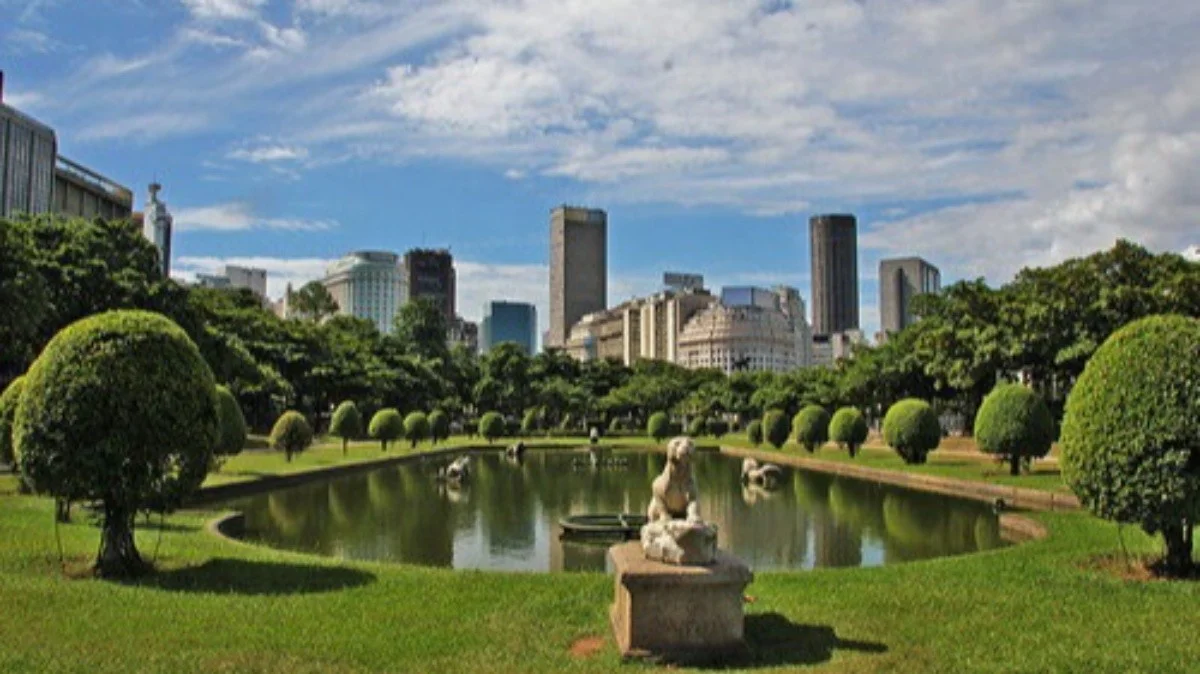 Praça Paris é reconhecida como patrimônio cultural e turístico imaterial do Rio