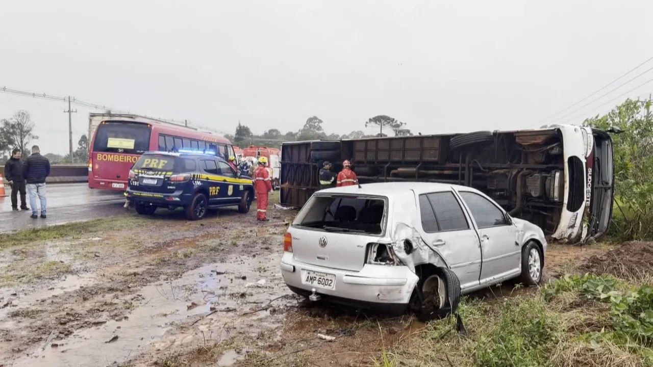 Bus carrying 22 passengers overturns on BR-277, in Cascavel; at least 14 people injured