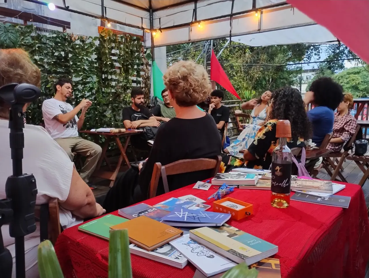 Sarau do Povo da Noite leva poesia falada à Feira do Açaí, em Belém