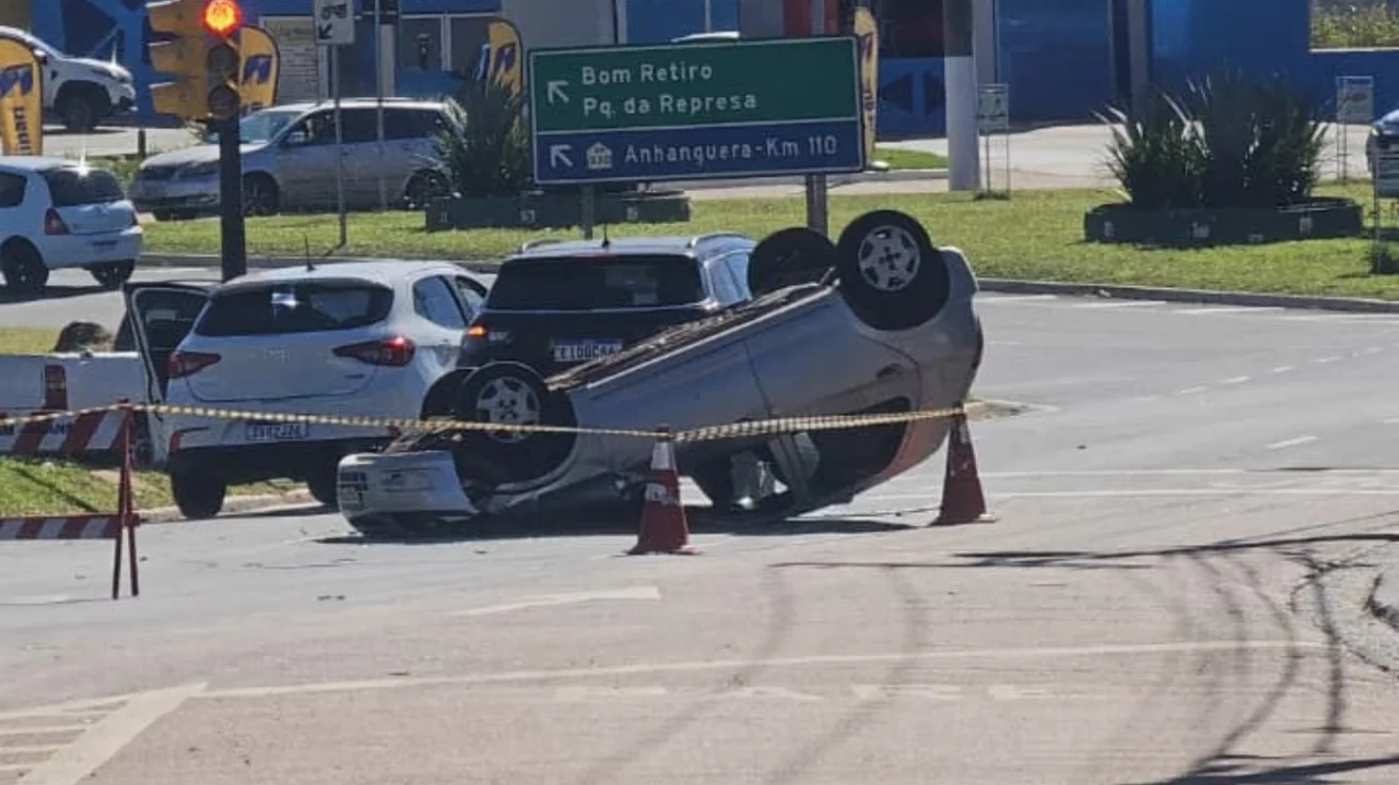 Carro bate na lateral de veículos e capota em avenida de Paulínia; VÍDEO
