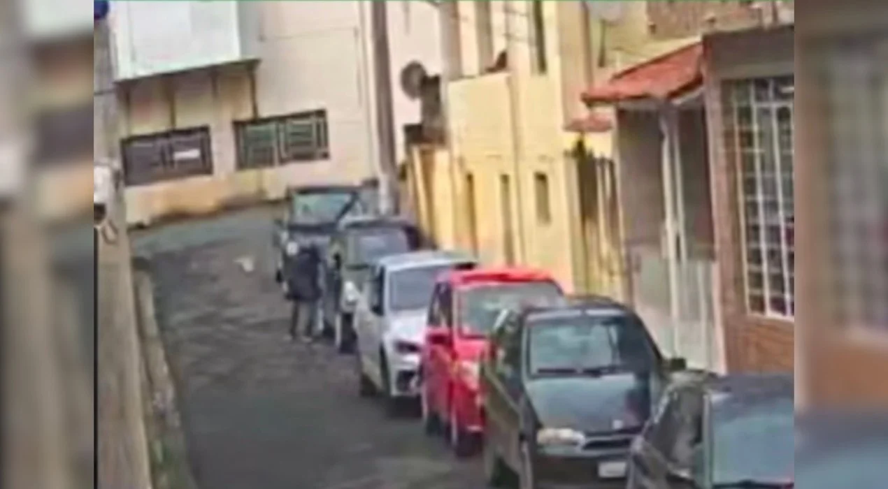 Homem é flagrado por câmeras ao rasgar pneus de carro em São Roque; vídeo