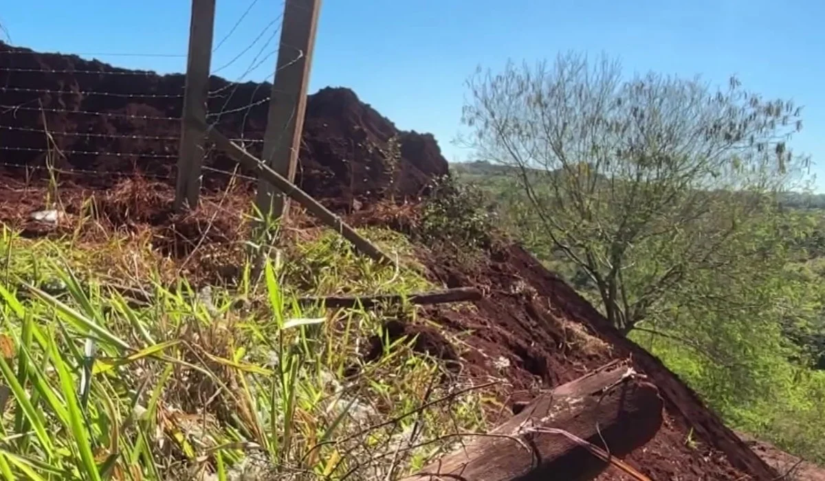 Parte da cerca instalada para impedir acesso à ponte onde jovem morreu em rope jump é rompida, diz prefeitura