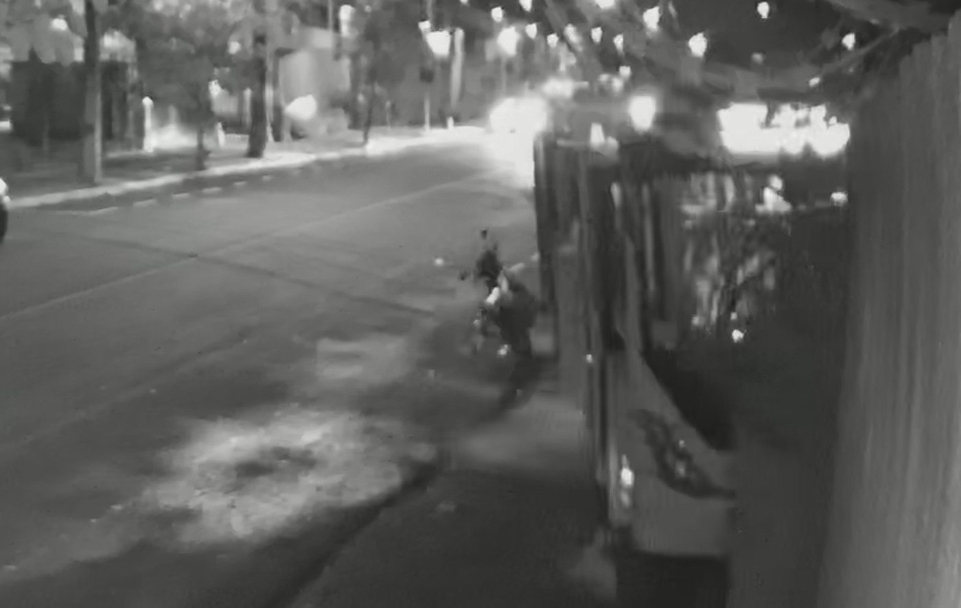 Motorista sai para embarcar pessoa em cadeira de rodas, ônibus fica desgovernado e passageiros saltam antes de batida, no Paraná; ASSISTA