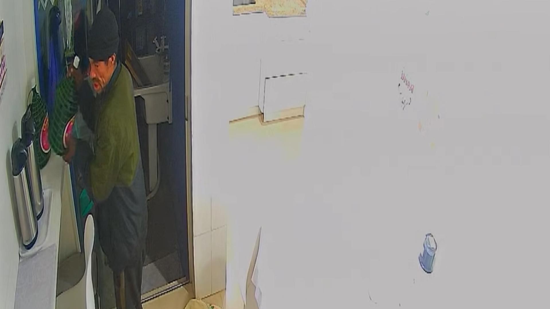 VÍDEO: Homem invade clínica e furta 10 litros de quentão sem álcool, em Curitiba