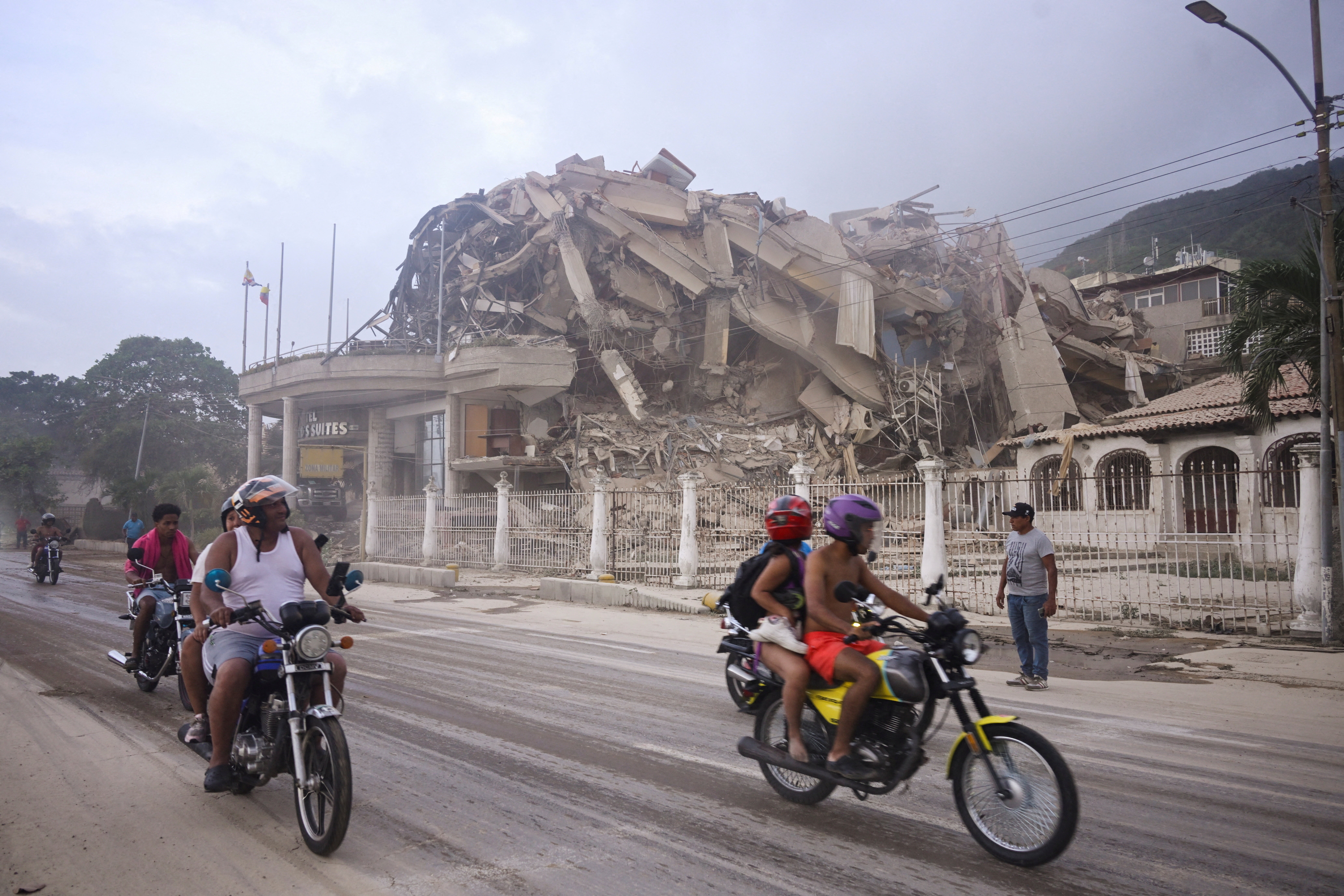 Venezuelana que vive no Paraná conta que sobrinho pulou pela janela de prédio momentos antes de desabamento em terremotos: 'Não sabemos onde ele está'