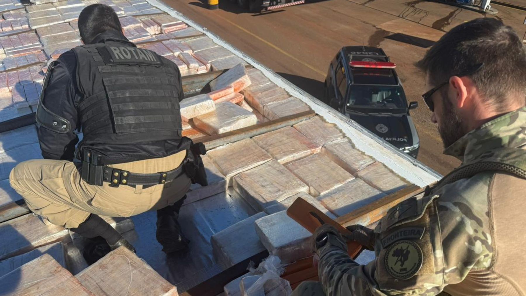 Apreensão no Paraná encontra quase 3 toneladas de maconha em teto de caminhão; droga abasteceria comunidades do RJ, diz PRF