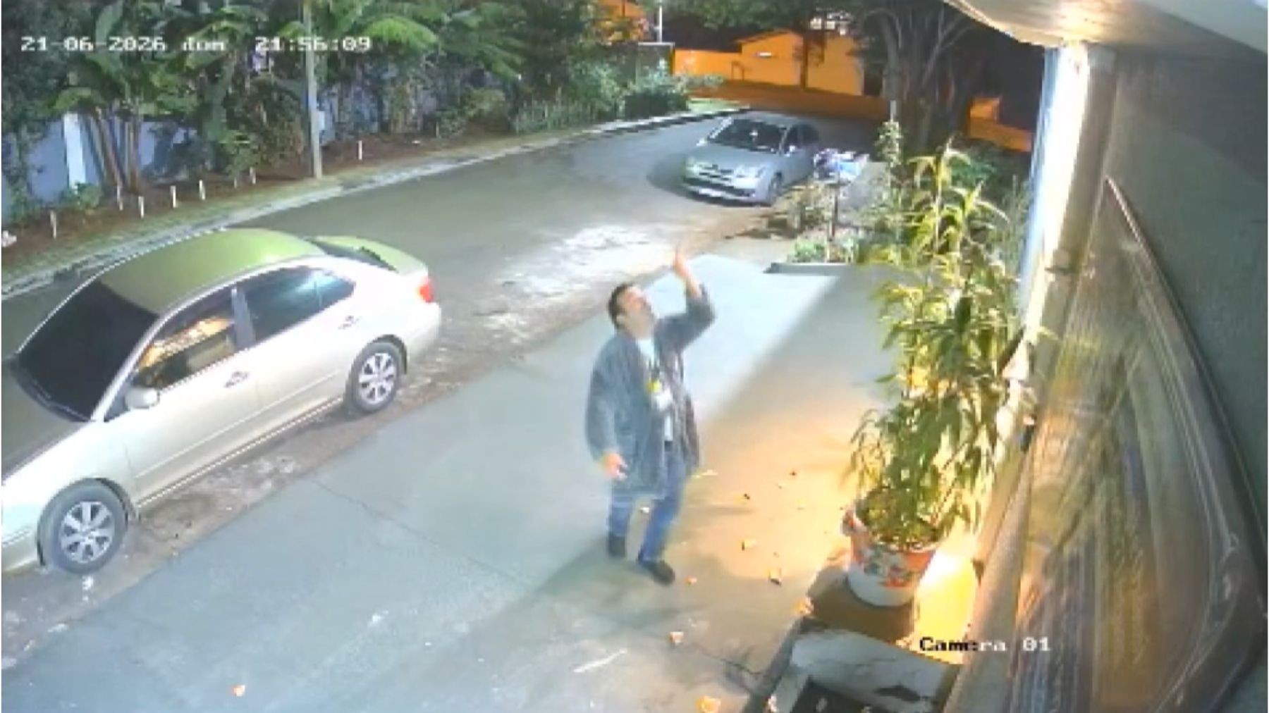 VÍDEO: homem ameaça e joga pedras contra centro de Umbanda e Candomblé no Paraná