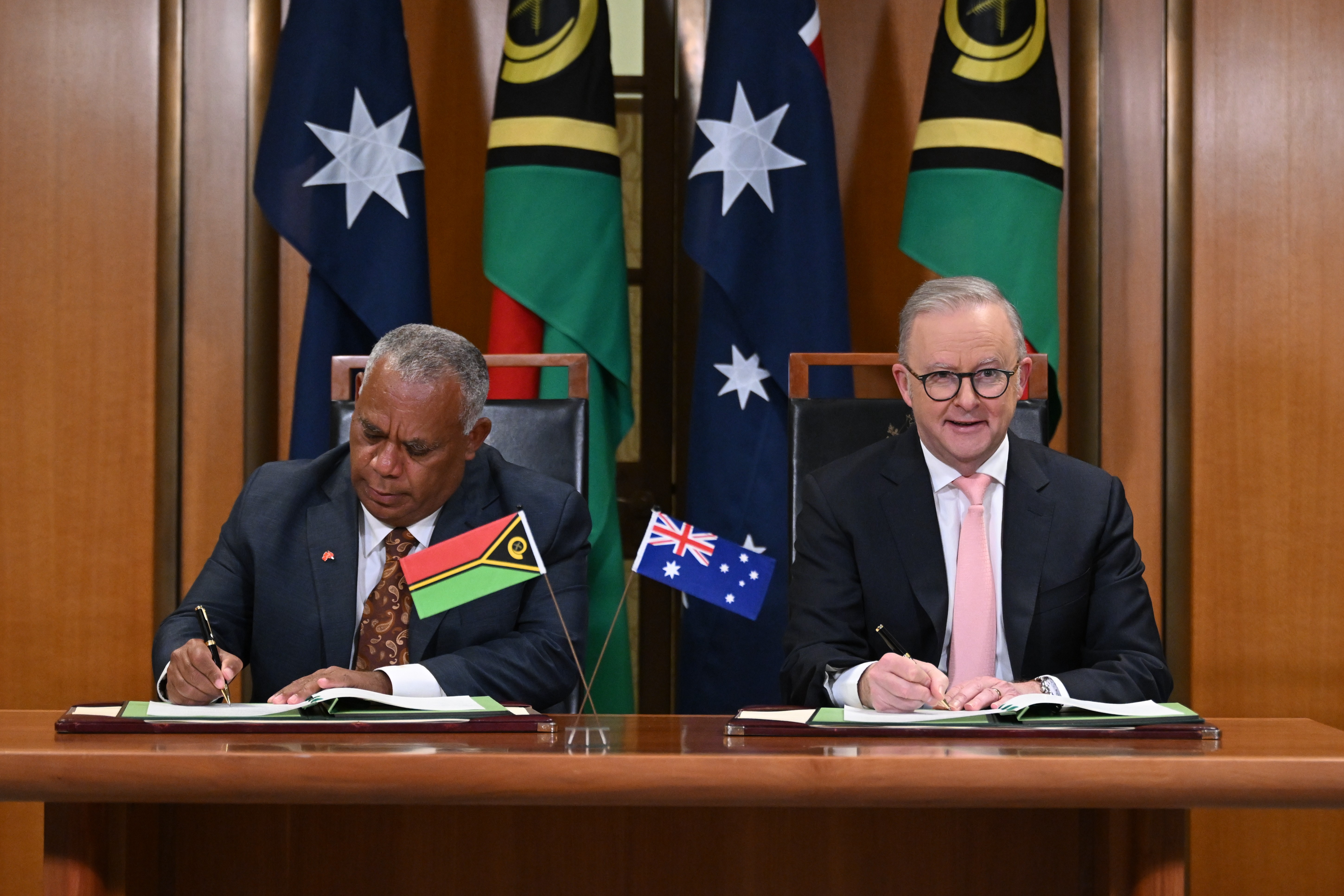 Austrália e Vanuatu assinam acordo que barra base militar da China