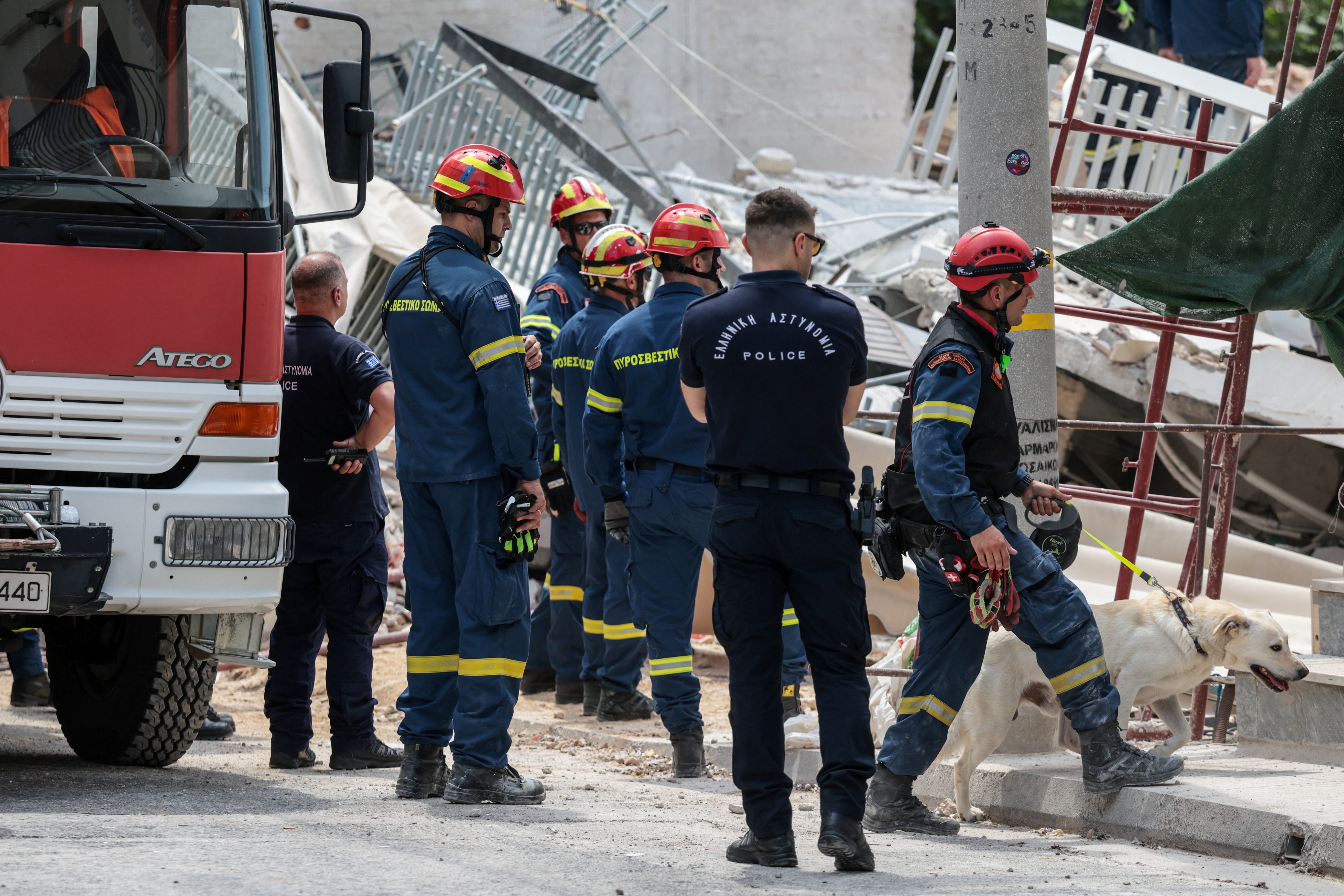 Prédio desaba na Grécia; equipes de resgate procuram por pessoas presas nos escombros