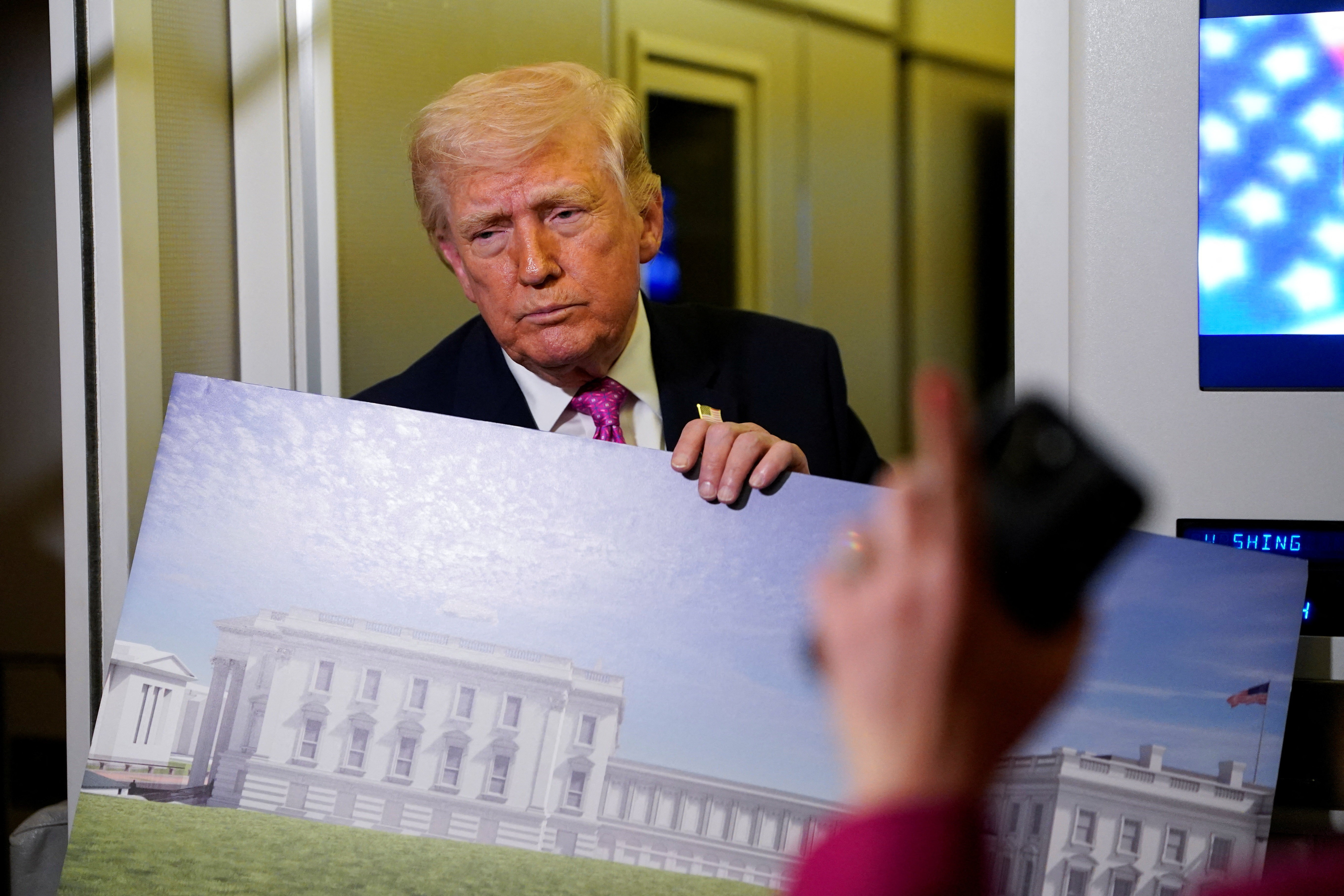 Governo Trump concedeu contrato sem licitação de US$ 500 milhões para construção de salão de baile na Casa Branca, diz jornal
