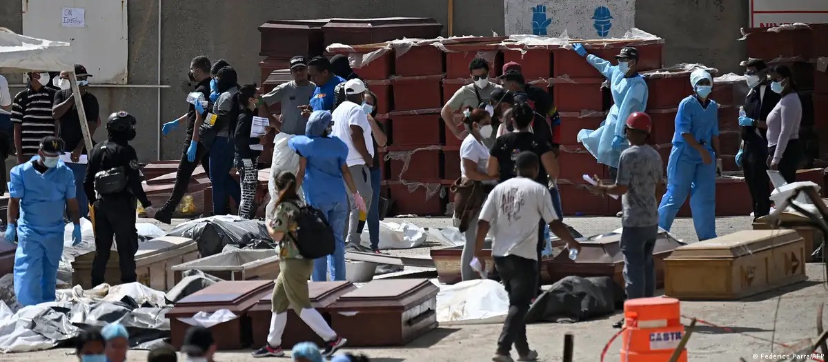 Venezuelanos improvisam necrotério em porto de La Guaira