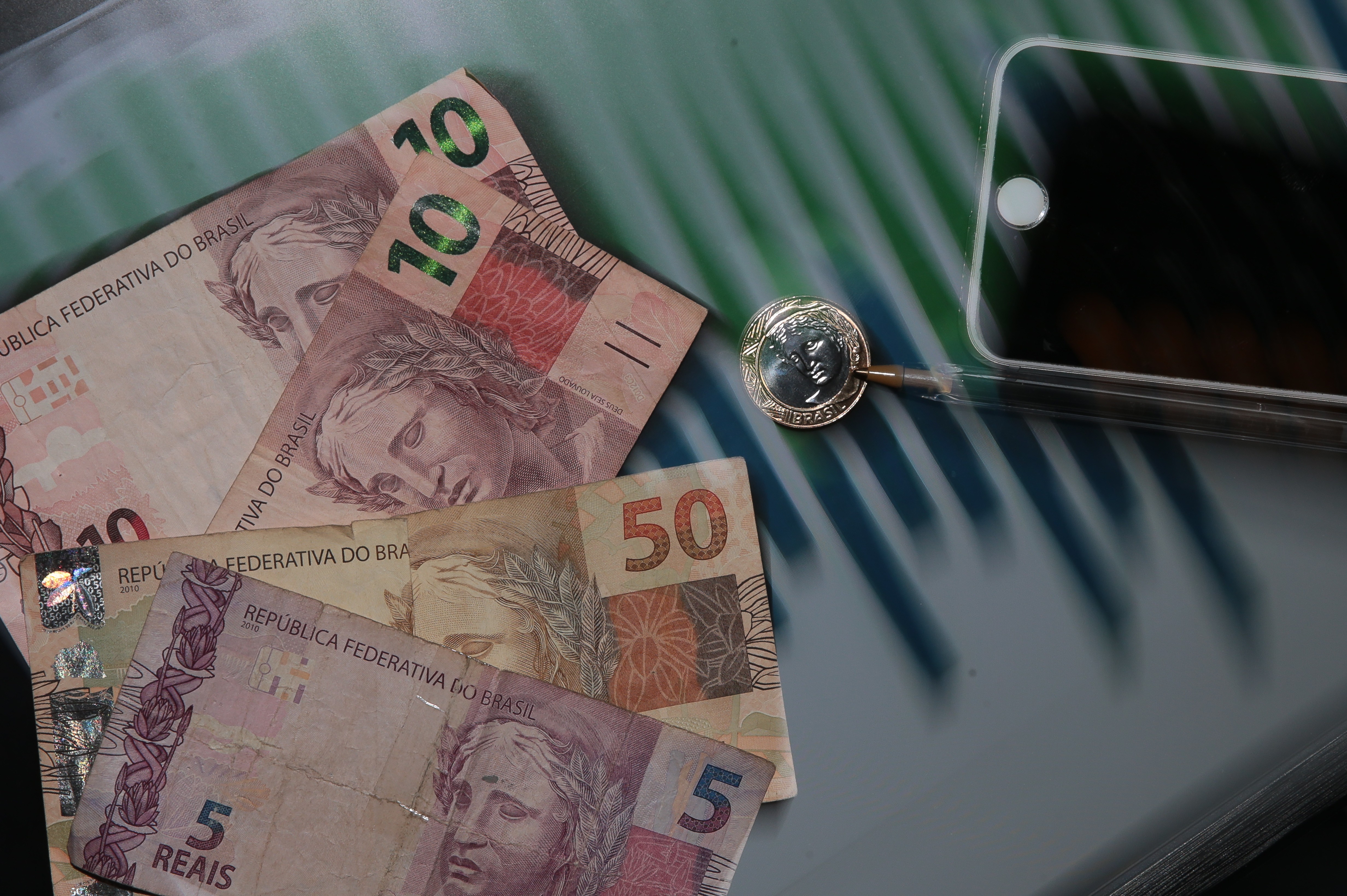 Dinheiro lidera preocupações em pesquisa e supera saúde, família e trabalho; veja o que explica