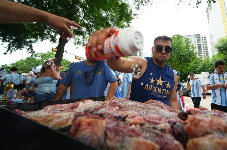Asado ou barbecue? Copa reacende disputa entre argentinos e texanos sobre quem faz a melhor carne