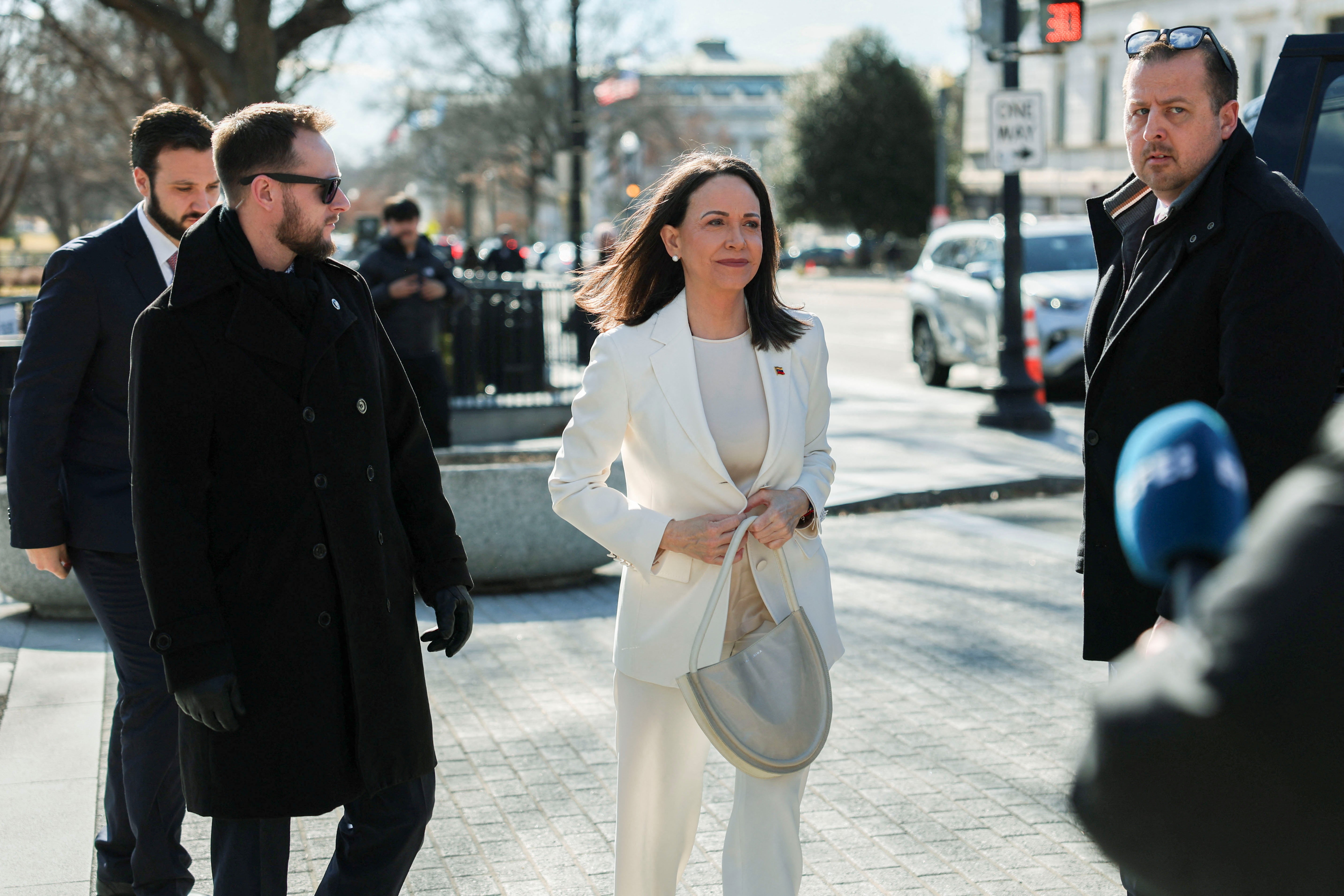 María Corina Machado, líder da oposição da Venezuela, acusa governo interino de impedir seu retorno ao país