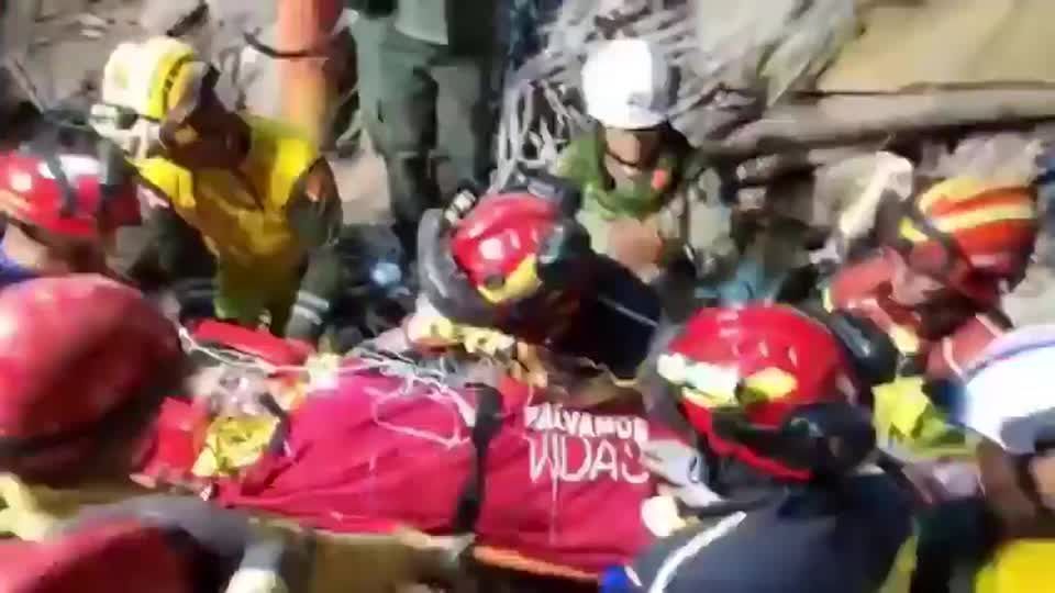 Venezuelano de 12 anos é resgatado de escombros dias após terremotos