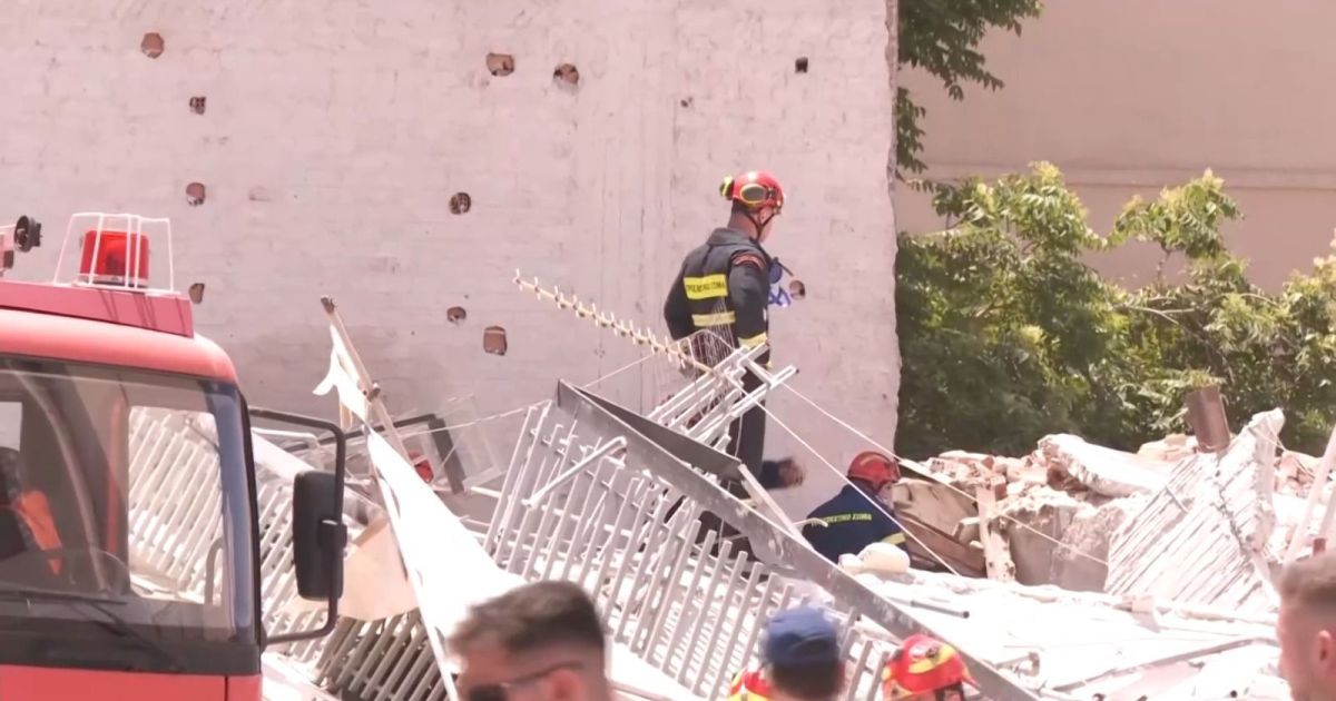 Desabamento de prédio na Grécia deixa quatro pessoas presas em escombros